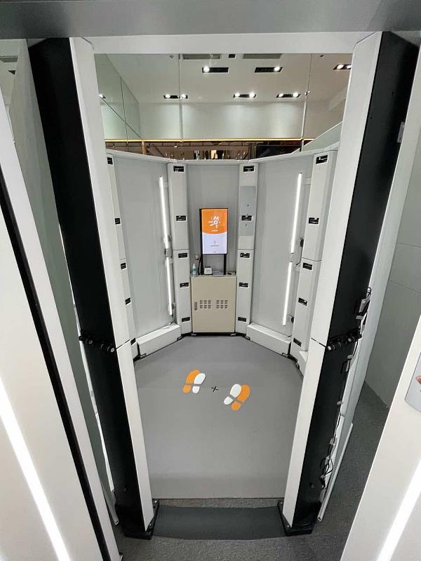 台灣大哥大在資訊月正式對外公開全新MyMoji服務，走進全台唯一360度3D scanner太空艙攝影棚，此為8角形艙房，共8根拍攝柱，每一柱子上有五台攝影機，總共40台攝影機，360度環繞拍攝，全方位建模。