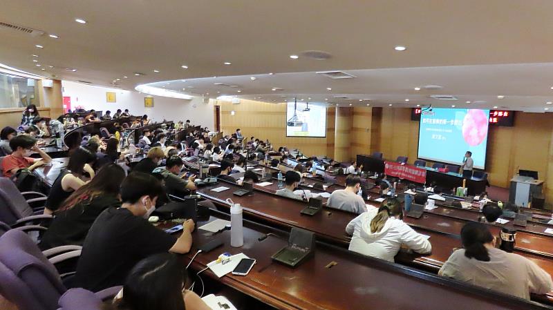 南華大學舉辦「就業力學程-創業主題班」，謝文富博士分享創業心法，學生踴躍聽講。
