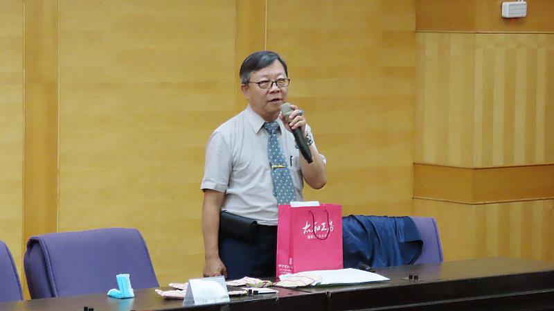 南華大學舉辦「就業力學程-創業主題班」，謝文富博士回應學生提問。