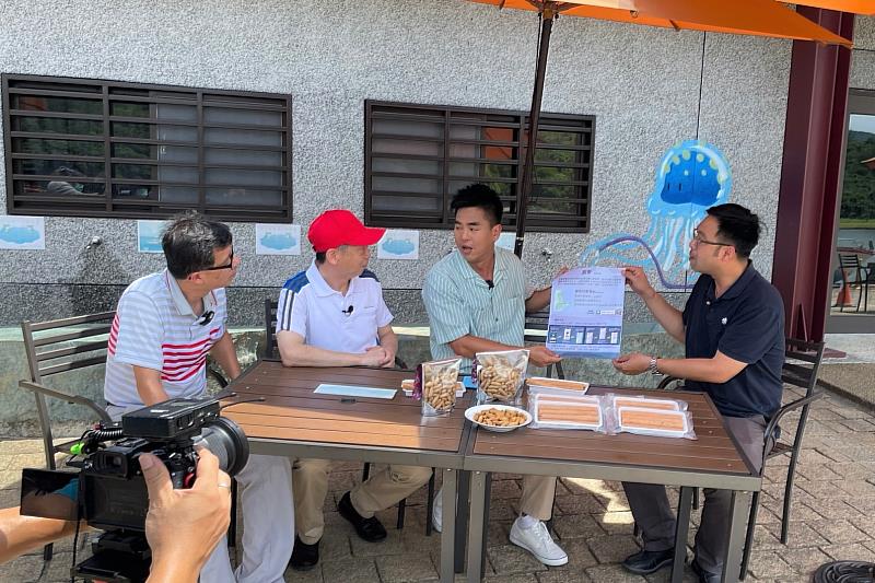 柯有倫試用海大游明敏特聘教授開發的App，預約叫車幸福巴士