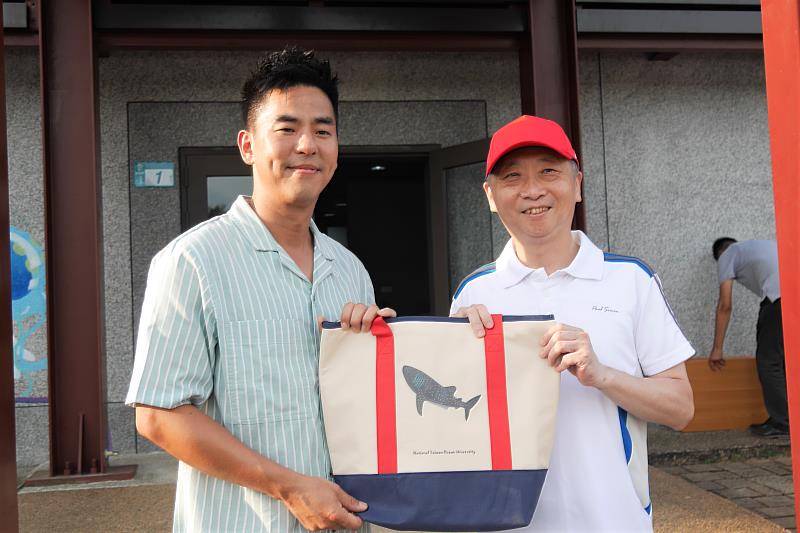 張文哲研發長致贈鯨鯊圖案的保溫提袋恭賀柯有倫闖關成功