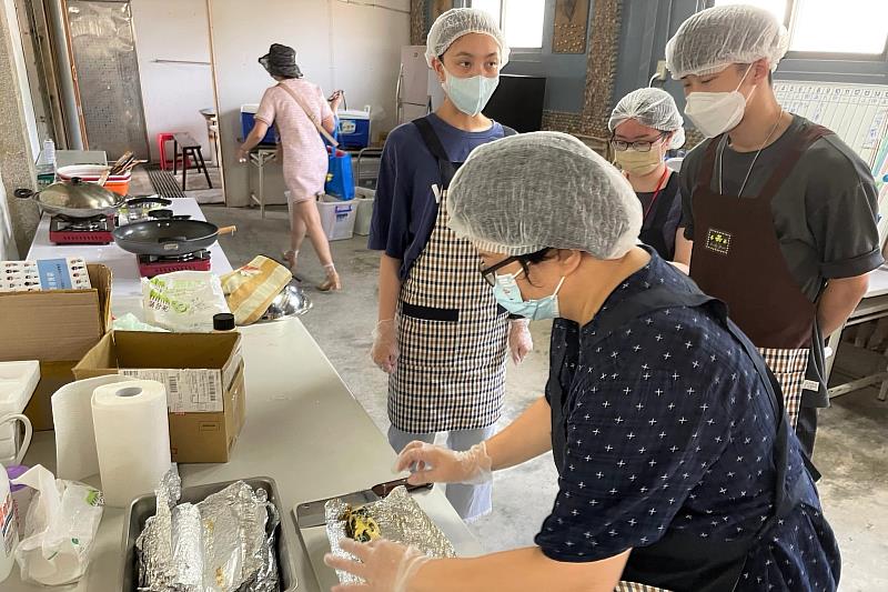 張君如老師帶領學生製作里山里海健康餐