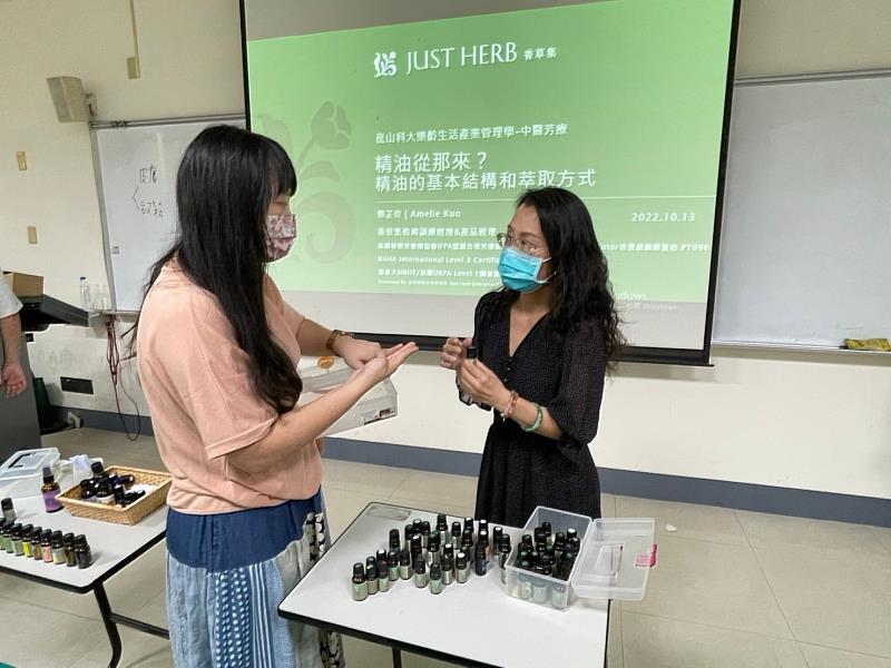 同學與郭芷伶老師互動熱絡，紛紛詢問精油相關知識