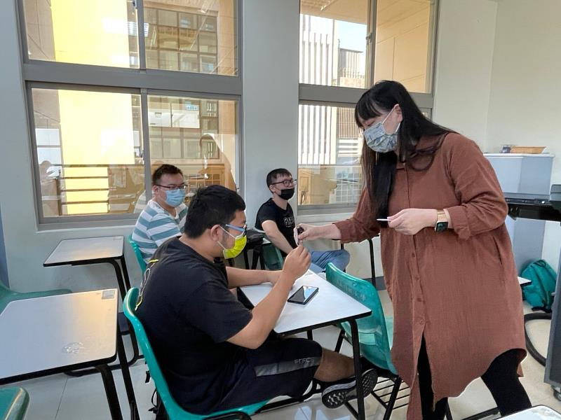 郭芷伶老師帶領同學進行各種精油的聞香體驗