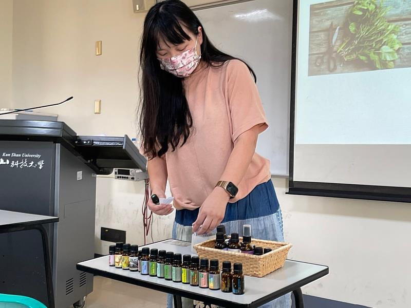 郭芷伶老師特別攜帶了各類精油產品蒞校授課