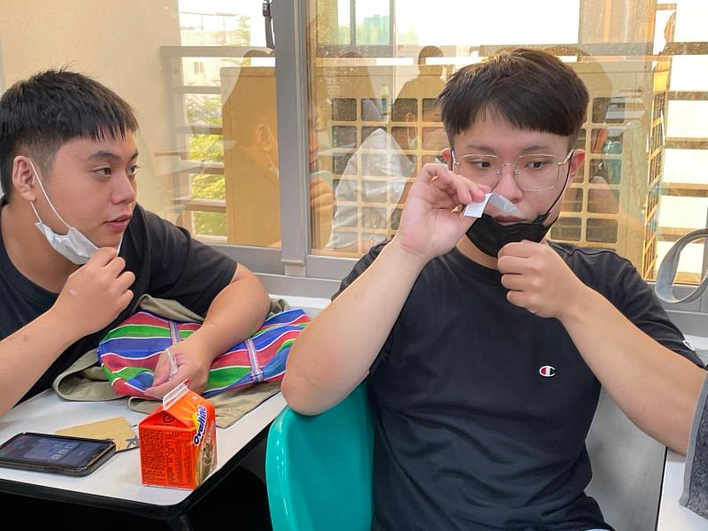 同學們認真試聞精油