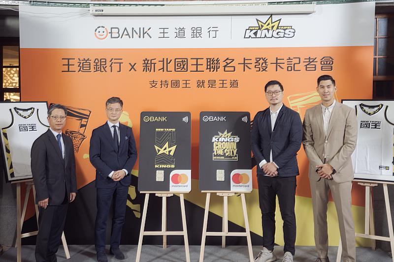 王道銀行與新北國王聯合舉辦新北國王聯名卡發卡記者會，由左至右為王道銀行執行副總林一鋒、王道銀行總經理李芳遠、新北國王執行長陳信生、新北國王總經理毛加恩。