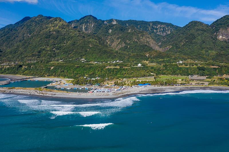 2022臺灣國際衝浪公開賽12日登場 超過百位選手齊聚臺東金樽 特邀澳洲明星選手精彩戰浪