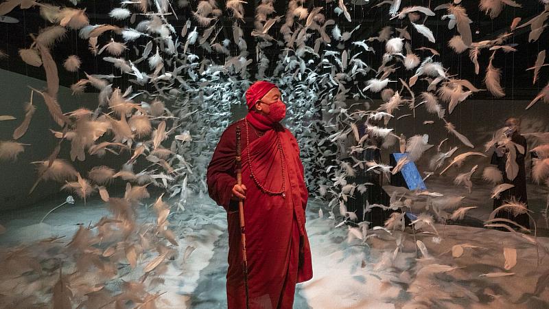 心道法師對4000根白色羽毛組合的羽毛重生區，相當讚賞。（圖由世界宗教博物館提供）