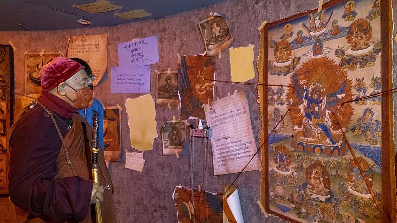 心道法師在「內在警鐘」展區駐足良久。（圖由世界宗教博物館提供）