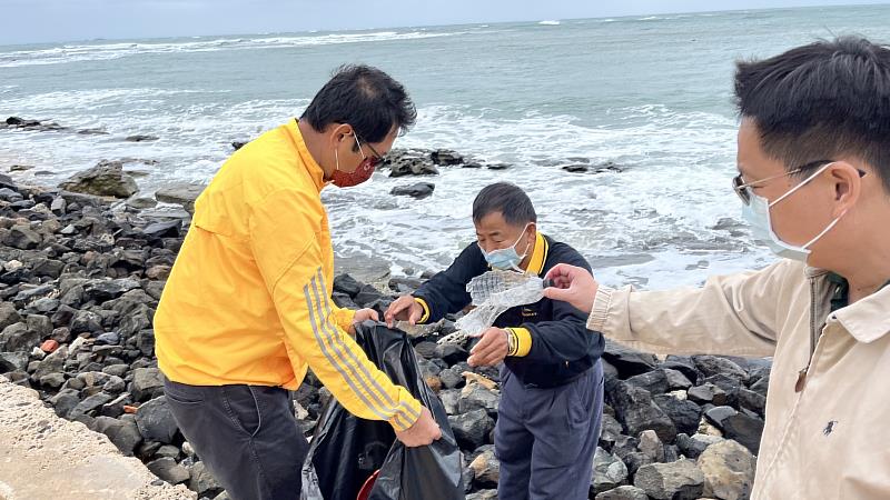 南華大學與國際扶輪社辦理澎湖永續旅遊發展論壇，並至龍門海岸進行淨灘。
