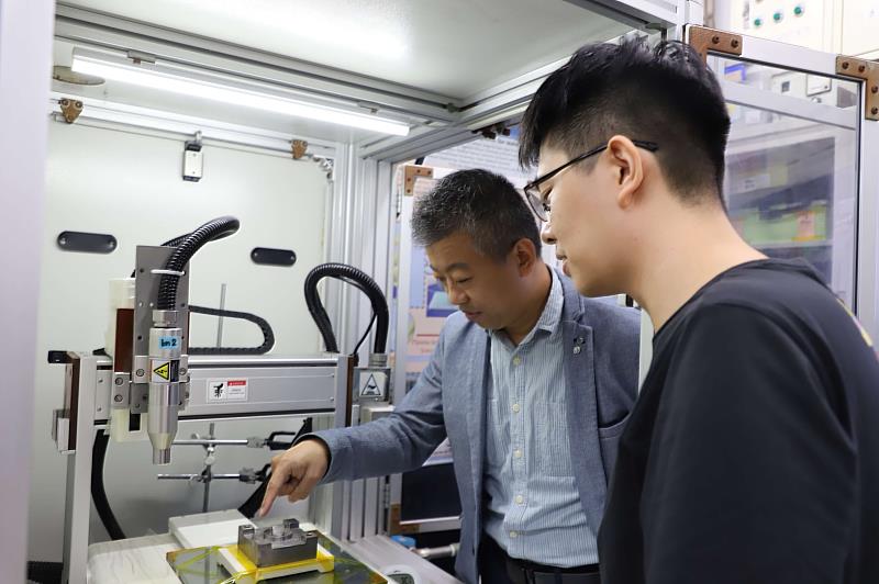 臺科大機械系郭俞麟教授團隊 將大氣電漿用於模具 大幅增加耐用性獲獎