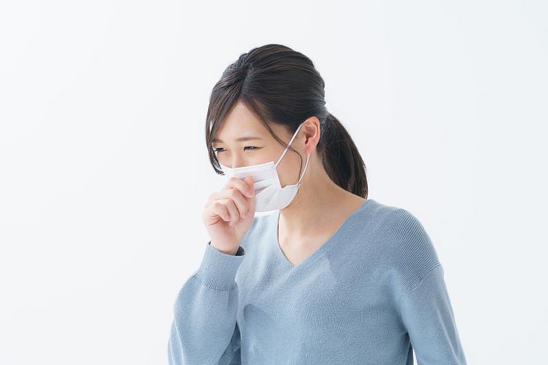 秋冬天氣變化大或疫情期間，瀚威中醫周彥瑢院長建議民應常備止咳中成藥，選用製藥大廠生產且標示明確的漢方藥，使用方便也有保障。