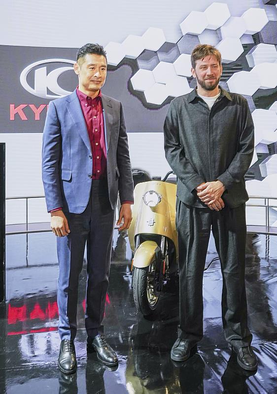光陽集團董事長柯勝峯 (左) 與 義大利知名車廠 MV Agusta 執行長Timur Sardarov (右) 親臨義大利米蘭國際車展，重磅宣布彼此透過戰略合作，打造騎士真正需要的日常出行工具，攜手開創新局！