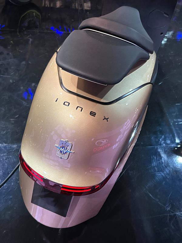 雙強聯手，勢不可擋！Ionex 光陽電動車攜手義大利精品車廠 MV Agusta，以精湛的造車技術搭配高品質的設計工藝，打造「電動機車界的藝術品」超美精品級電動機車！