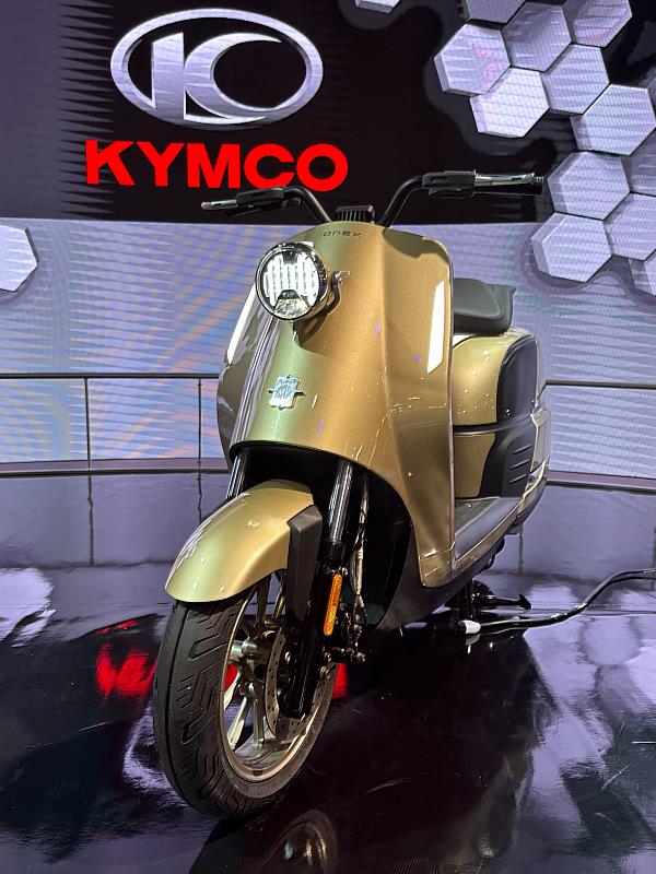KYMCO攜手MV Agusta 推出全新概念電動車「AMPELIO」驚艷亮相！在 Ionex S7 架構上展現光陽深厚的造車底蘊，結合復古的外型設計，廣受現場觀眾好評，未來將有機會運回台灣與車迷見面！
