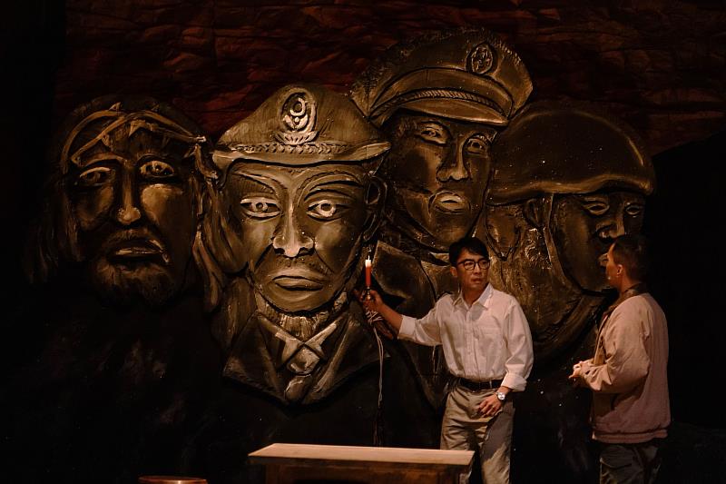 鍾伯淵、黃春明合作 《戰士，乾杯！》 魯凱族人共同演繹部落故事