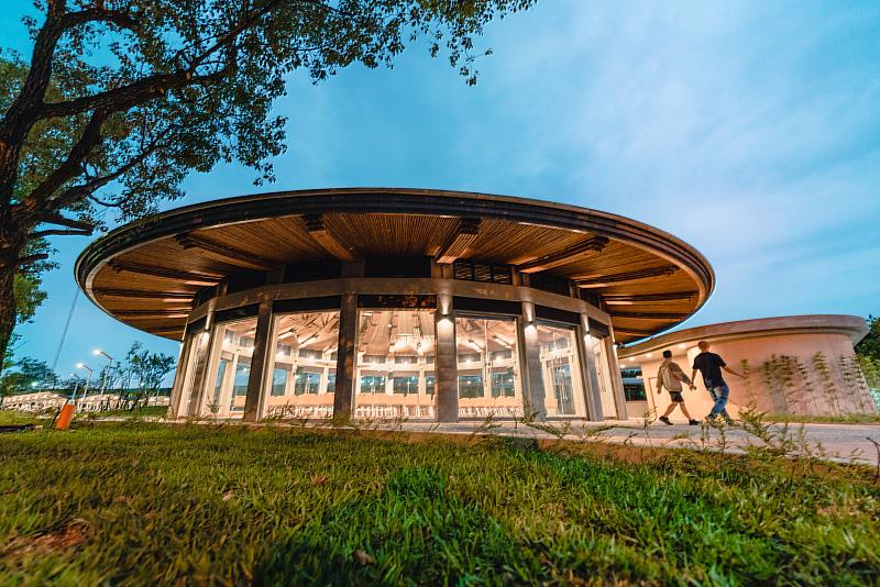 長榮大學為提供學生優質的環境並增加師生活動空間場域，繼ikea學生餐廳後，啟用竹構多功能教室-長榮堂。