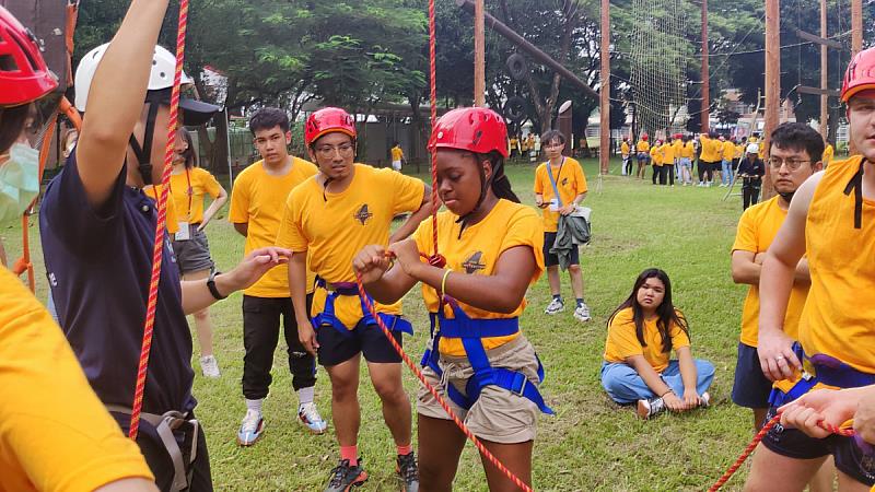 義守大學藉由多元活動的安排，讓境外生看見校園以外的視野，也讓本國學生結交國外友人，還能訓練語文能力，不分國籍的學生，都成為最直接的受益者(照片來源：義守大學提供)。