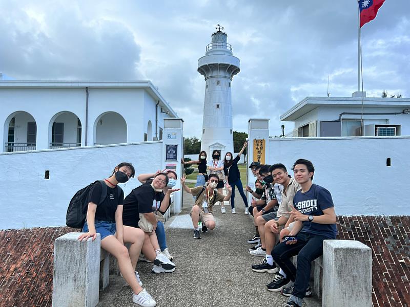旅程第一站前往渡假勝地墾丁，位在最南端的「鵝鑾鼻燈塔」，絕美的景色都成為境外生瘋狂打卡的景點(照片來源：義守大學提供)。