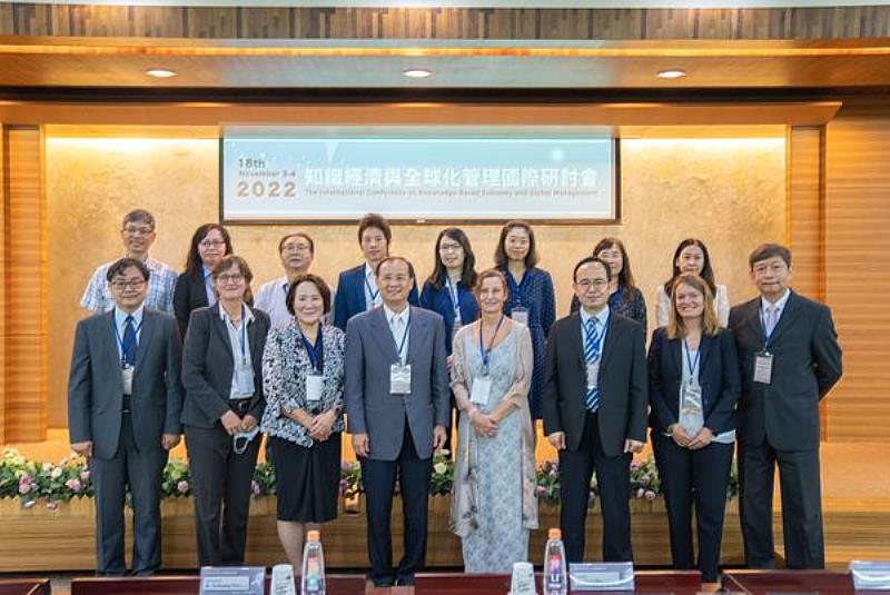 南臺科技大學「2022第十八屆知識經濟與全球化管理國際研討會」開幕大合影。