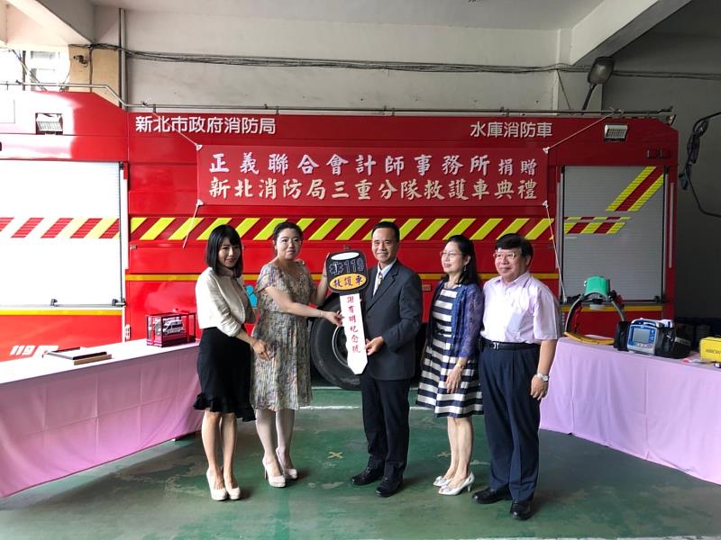 為提升救護人員於後艙執行救護勤務之安全，本次救護車於醫療艙裝設快取式器材整理盒系統(