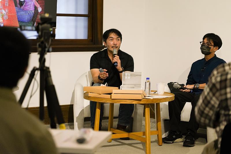 (左起)吳明富副教授、呂冠廷藝術治療師分享長者藝術療癒活動案例