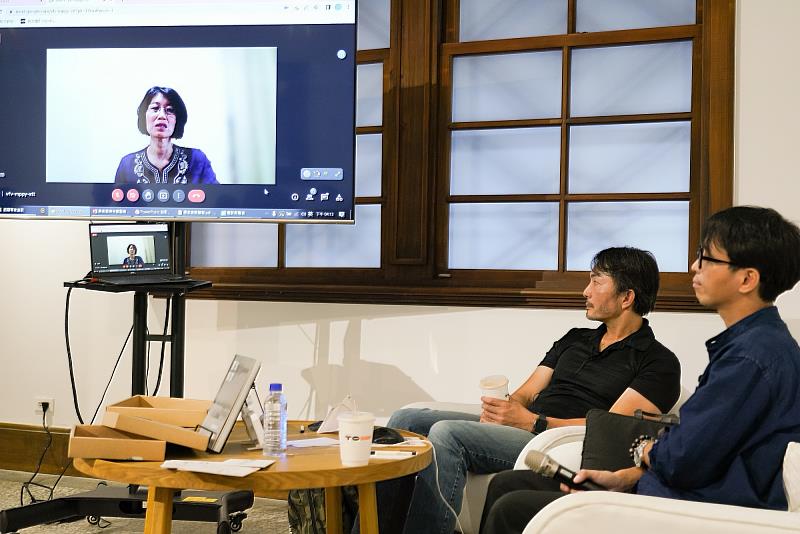 國家攝影文化中心舉辦「藝術增能量－創齡藝術實踐座談」，(左起)劉婉珍教授、吳明富副教授與呂冠廷藝術治療師對談交流