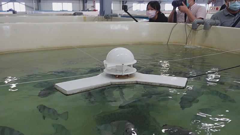 日東科技漁業與海洋大學合作，共同研發造流增氧機來取代傳統水車， 可節省近80倍電費，帛琉總統甚至特地前往參訪，希望將這套設備帶回國，改善當地漁業發展。      圖片來源：日東科技漁業