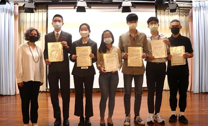 評審葛愛倫老師(左)與得獎學生合影