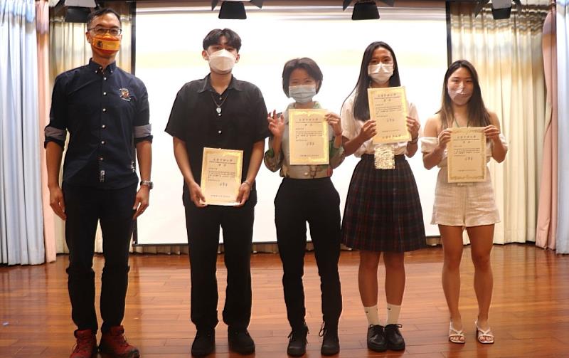 評審葉子銘老師(左)與得獎學生合影