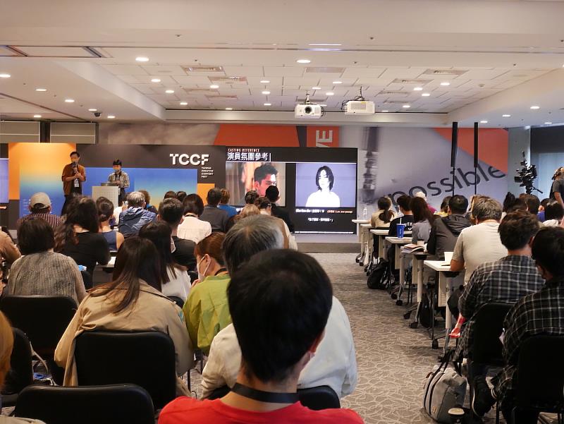 《台北少年 . 平壤少女 》提案者向現場潛在投資者介紹故事腳本大綱。