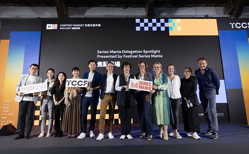 文策院院長李明哲(左一) 與Festival Series Mania 團隊揭曉入選明年「Series Mania」臺灣專場的作品《台北少年． 平壤少女》，並與導演暨製作人楊婕(左四)、李育丞(左五)上台合照。