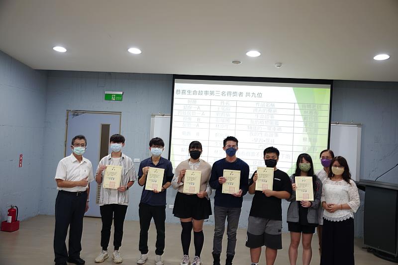 華語中心蔡美端主任(右1)頒獎予第三名得獎學生