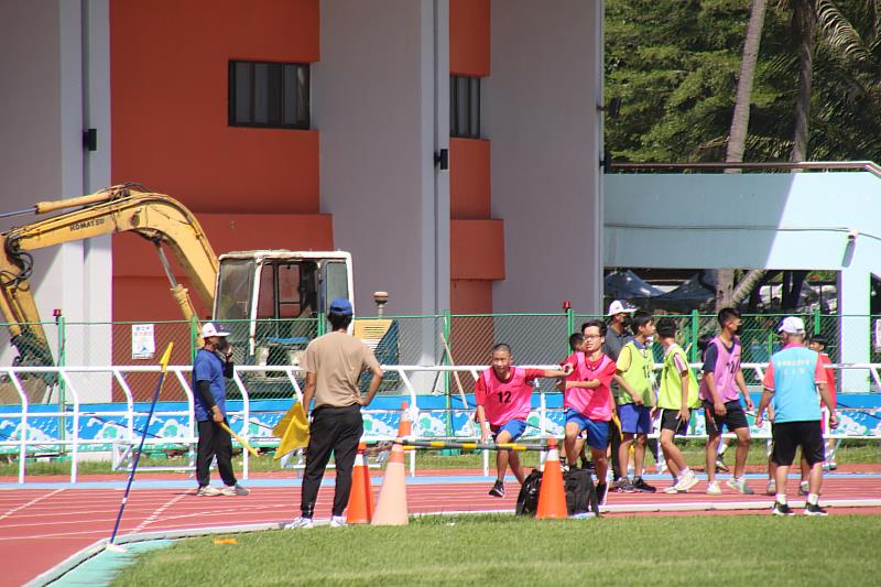 111年台東縣中小學田徑對抗賽暨班際大隊接力今登場 饒縣長：期許學生挑戰自我，並展現團結、合作的品格素養