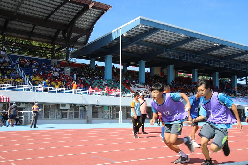 111年台東縣中小學田徑對抗賽暨班際大隊接力今登場 饒縣長：期許學生挑戰自我，並展現團結、合作的品格素養