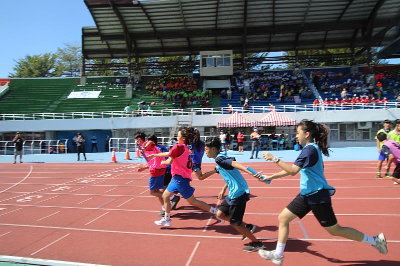 111年台東縣中小學田徑對抗賽暨班際大隊接力今登場 饒縣長：期許學生挑戰自我，並展現團結、合作的品格素養