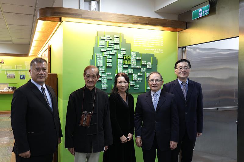 趙涵捷校長及牟宗燦校長、吳國棟縣長、退輔會吳志揚副主委及地主代表彭月娥女士揭幕後合照。