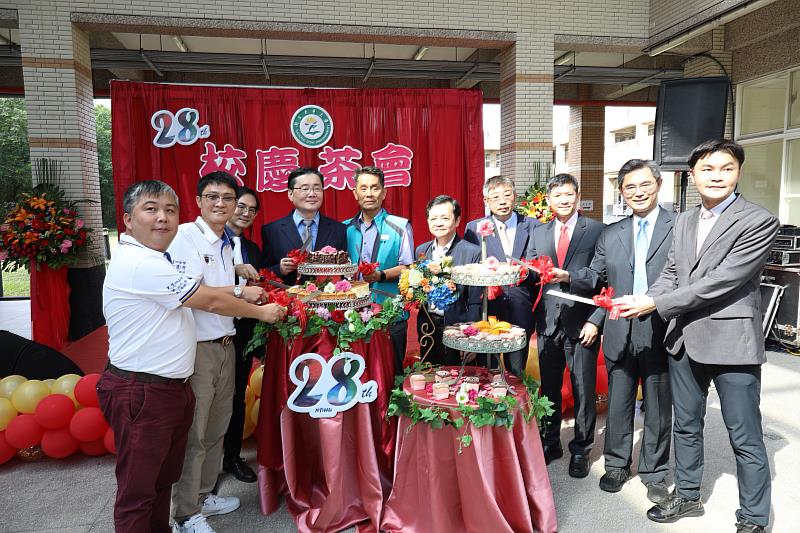 東華校慶與會貴賓切蛋糕，祝賀東華大學生日快樂