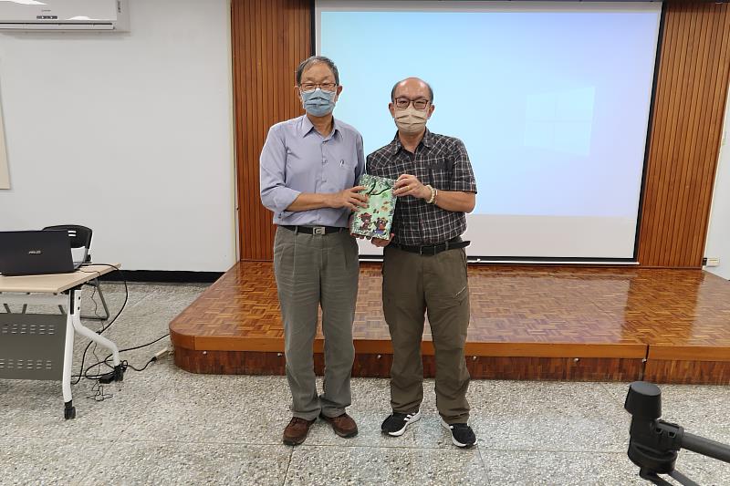 國立屏東科技大學陳朝圳名譽教授與臺東處吳昌祐處長合影