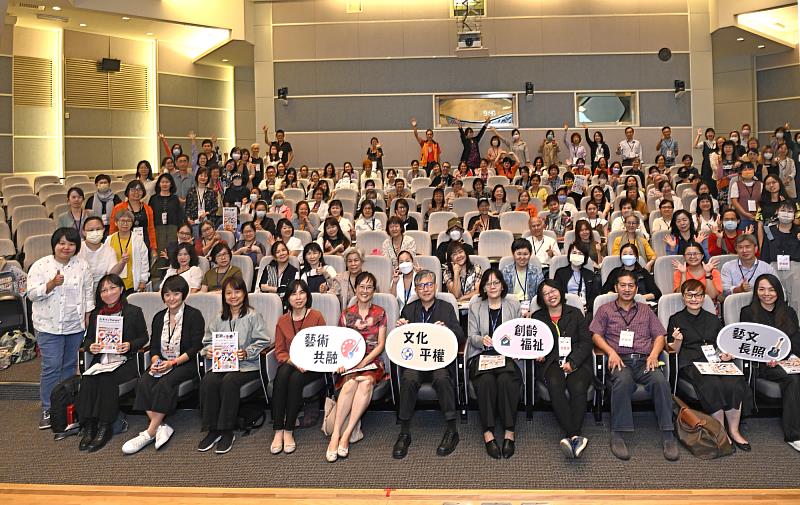 國美館「藝術即治療？獻給超高齡臺灣的保健提案」論壇，邀請臺灣藝術文化、衛福長照、社會行動等領域的夥伴，進行專業實務分享。圖為國美館長廖仁義（中）與論壇講師、參加民