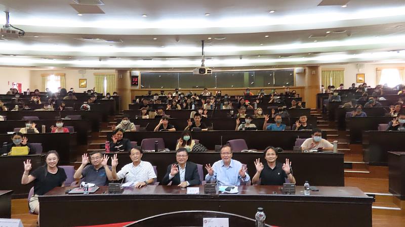 南華大學創業楷模講座，邀請維田科技股份有限公司李傳德董事長蒞校演講，現場大合照。