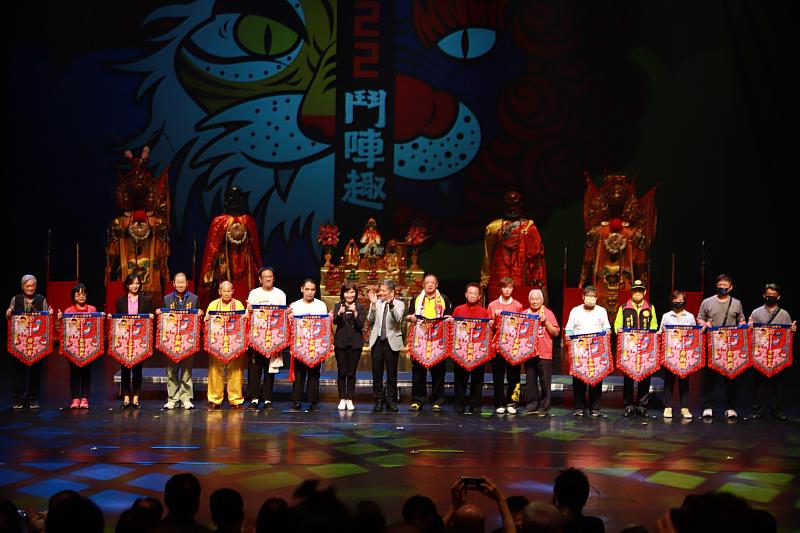 文化部長李永得（左9）贈旗予參與「2022鬥陣趣：虎獅派對」15個陣頭團隊並合影