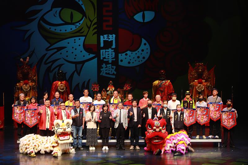 主持人nono（前排左起）、許效舜、士林神農宮董事長何逸松、文總副秘書長喻小敏、傳藝中心主任陳悅宜、文化部長李永得、策展人國立臺北藝術大學文化資源學院院長林承緯、文化部次長蕭宗煌、士林慈諴宮主委江運永、芝山巖惠濟宮主委邱德旺等貴賓合影