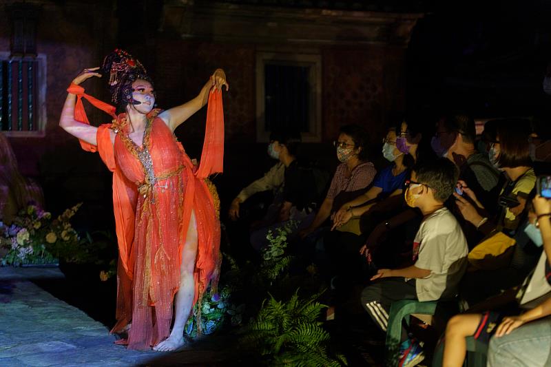 美麗動人的仙女驚艷全場，並帶領現場民眾穿梭瑤池仙境。