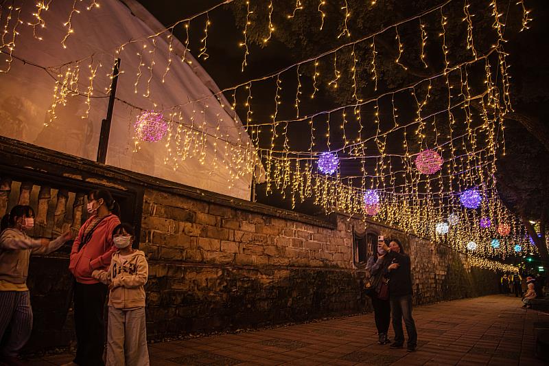 2022「神話林園5G繽紛」光環境展演持續至明(112)年1月2日，每晚7時至9時點亮西門街古蹟廊道。