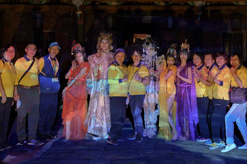 西王母、周穆王及仙女們熱情與現場民眾拍照、互動，帶給民眾浪漫又愉快的夜晚。