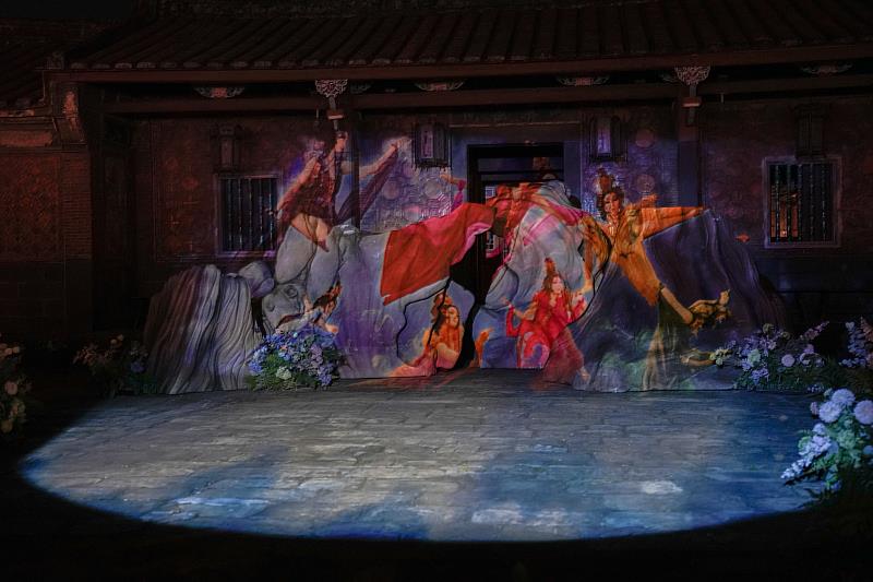 七仙女現身林本源園邸浪漫瑤池，林家花園定靜堂以綺麗光影打造成神話林園。