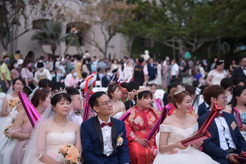 花蓮縣秋季集團結婚徐榛蔚福證新人的甜蜜浪漫 中央社訊息平台