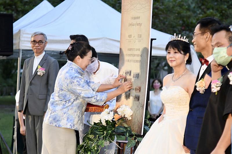 婚禮由花蓮縣長徐榛蔚證婚，頒發結婚證書